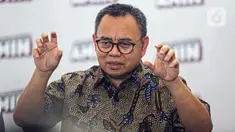 Co-captain Timnas Pemenangan AMIN, Sudirman Said menyampaikan keterangan pers di Rumah Timnas AMIN, Jakarta Pusat, Kamis (16/11/2023). Sudirman Said mengungkapkan alasan mengapa mantan Wakil Presiden Jusuf Kalla (JK) tidak bergabung dengan Timnas Pemenangan AMIN. (Liputan6.com/Faizal Fanani)