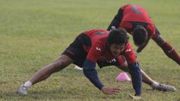Pemain Mitra Kukar, Rizky Pellu melakukan pemanasan saat latihan jelang laga semi final Piala Presiden 2015 melawan Persib di Stadion Aji Imbut, Tenggarong, Kaltim, Sabtu (3/10/2015). (Bola.com/Vitalis Yogi Trisna)