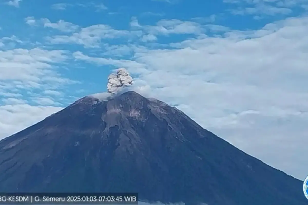 Gunung Semeru Meletus dengan ketinggian 700 meter di atas permukaan laut (Istimewa)