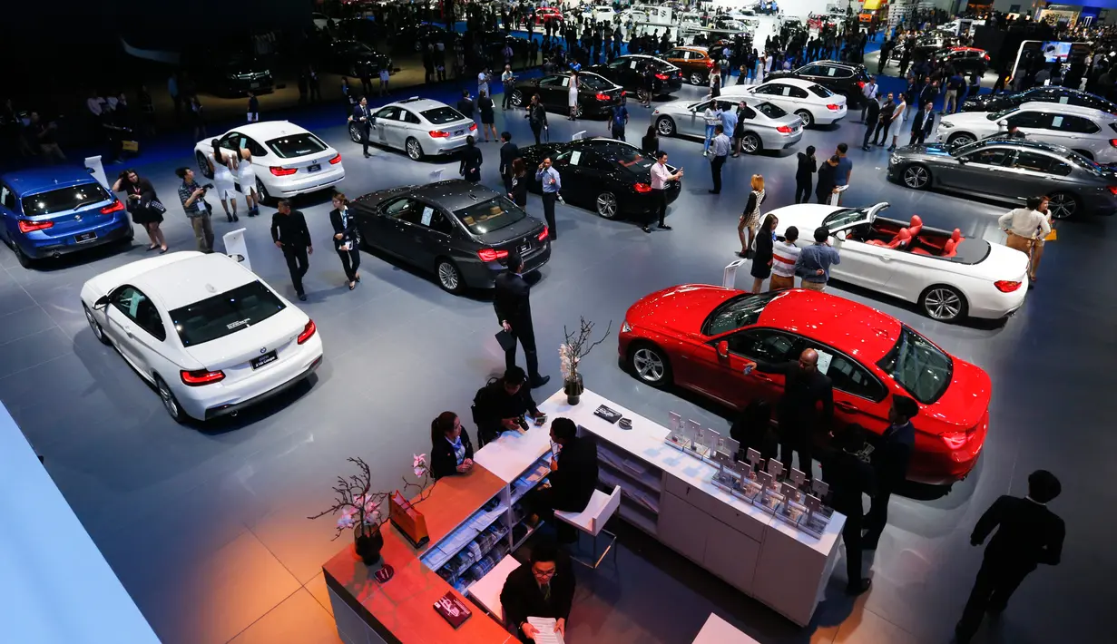 Sejumlah pengunjung saat menikmati pameran Bangkok Internasional Motor Show 2016  di Thailand, (22/3).  Pameran otomotif ini diklaim terbesar se-Asia Tenggara dan masuk dalam 10 besar dunia. (REUTERS / Chaiwat Subprasom)