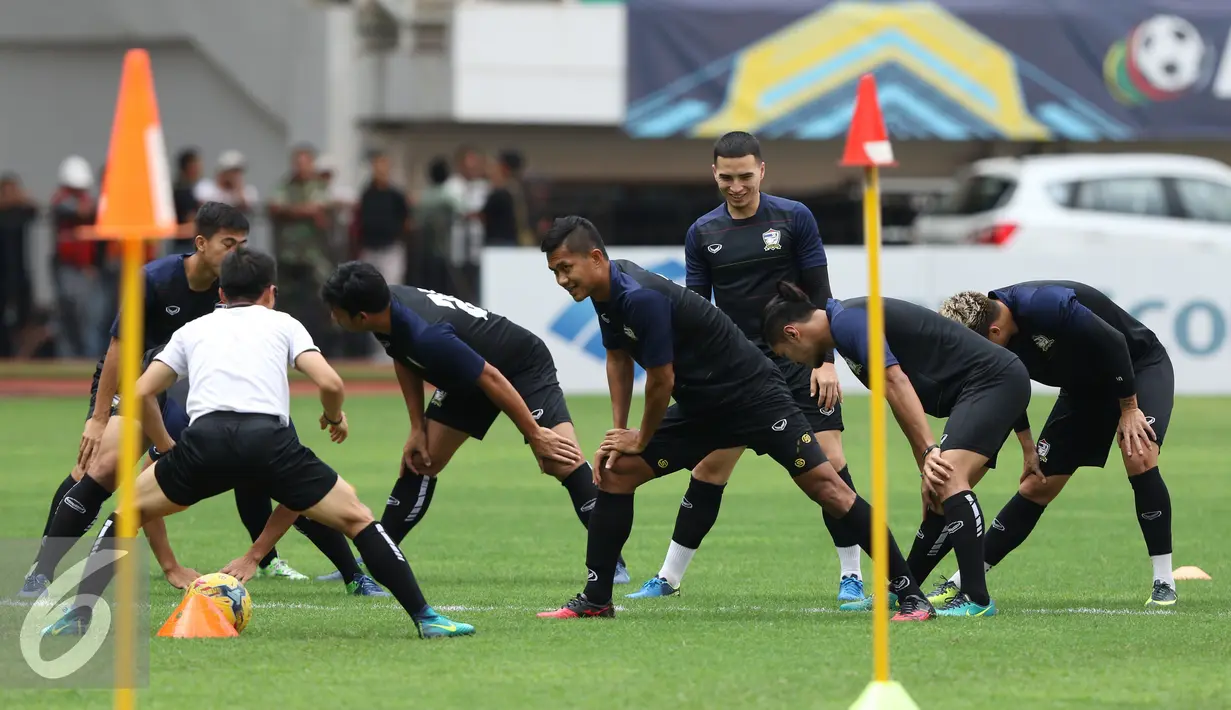 Pemain Timnas Thailand melakukan pemanasan saat latihan resmi di Stadion Pakansari, Bogor, Selasa (13/12). Thailand akan melakoni laga tandang final Piala AFF 2016 melawan Indonesia, Rabu (14/12). (Liputan6.com/Helmi Fithriansyah)