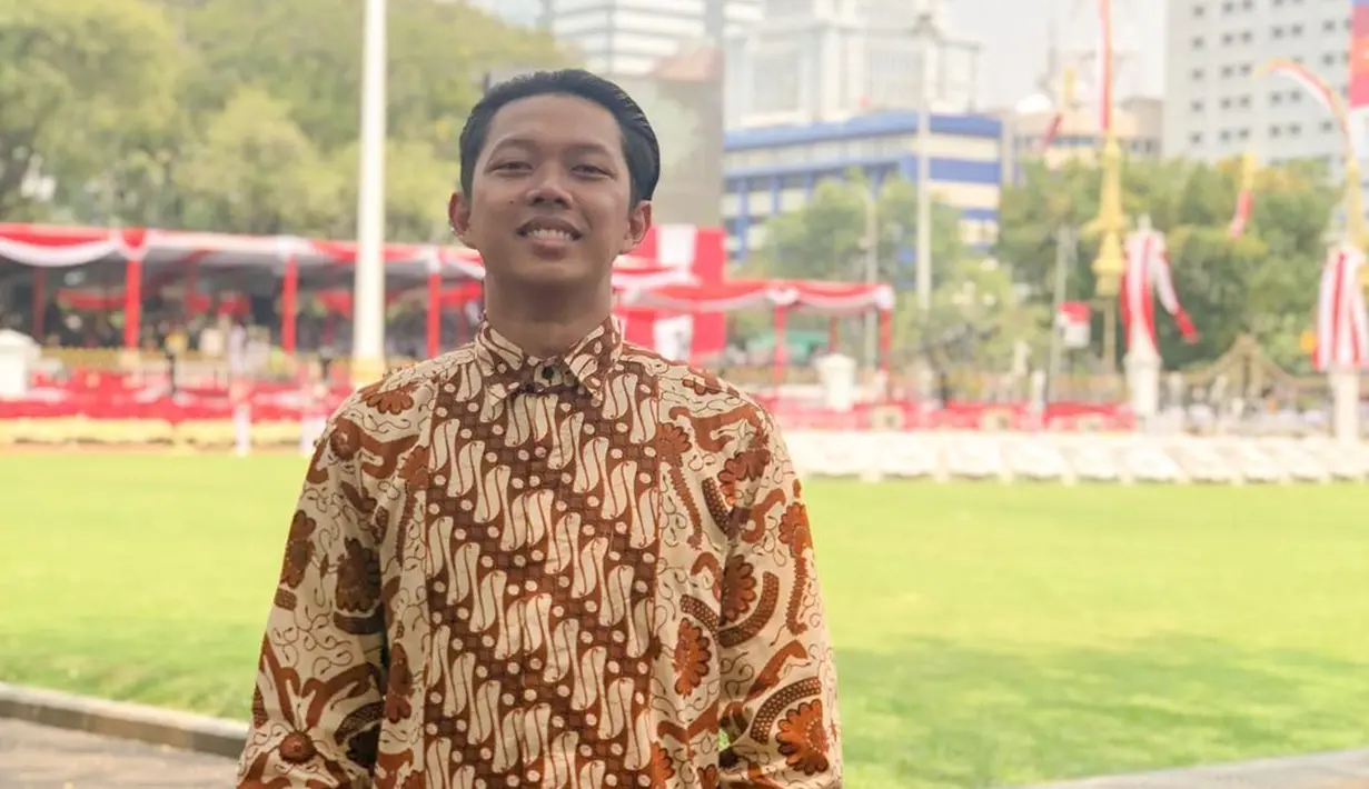 Bayu Skak berkesempatan menghadiri upacara Kemerdekaan Indonesia ke 73 di Istana Negara dengan menggunakan baju batik. (Liputan6.com/IG/@moektito)
