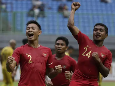 Para pemain Timnas Indonesia U-22 merayakan gol yang dicetak Andy Setyo ke gawang Bhayangkara FC pada laga uji coba di Stadion Patriot, Bekasi, Rabu (6/2). Keduanya bermain imbang 2-2. (Bola.com/Yoppy Renato)