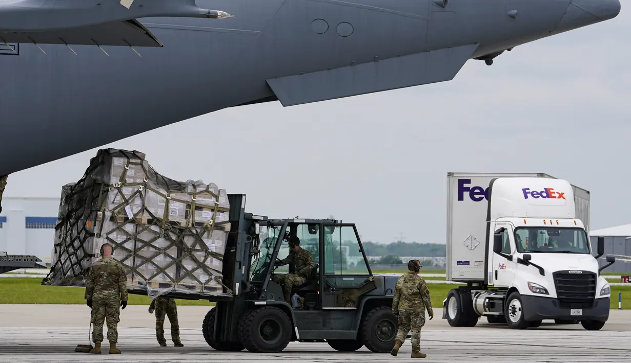 <p>Palet susu formula bayi dipindahkan ke truk setelah tiba dengan Air Force C-17 di Bandara Internasional Indianapolis di Indianapolis, Minggu (22/5/2022). Misi, yang dikenal sebagai Operation Fly Formula, sedang dijalankan untuk mengatasi kekurangan susu formula bayi yang disebabkan oleh penutupan pabrik manufaktur formula terbesar di Amerika Serikat yang tersandung masalah kontaminasi. (AP Photo/Michael Conroy)</p>