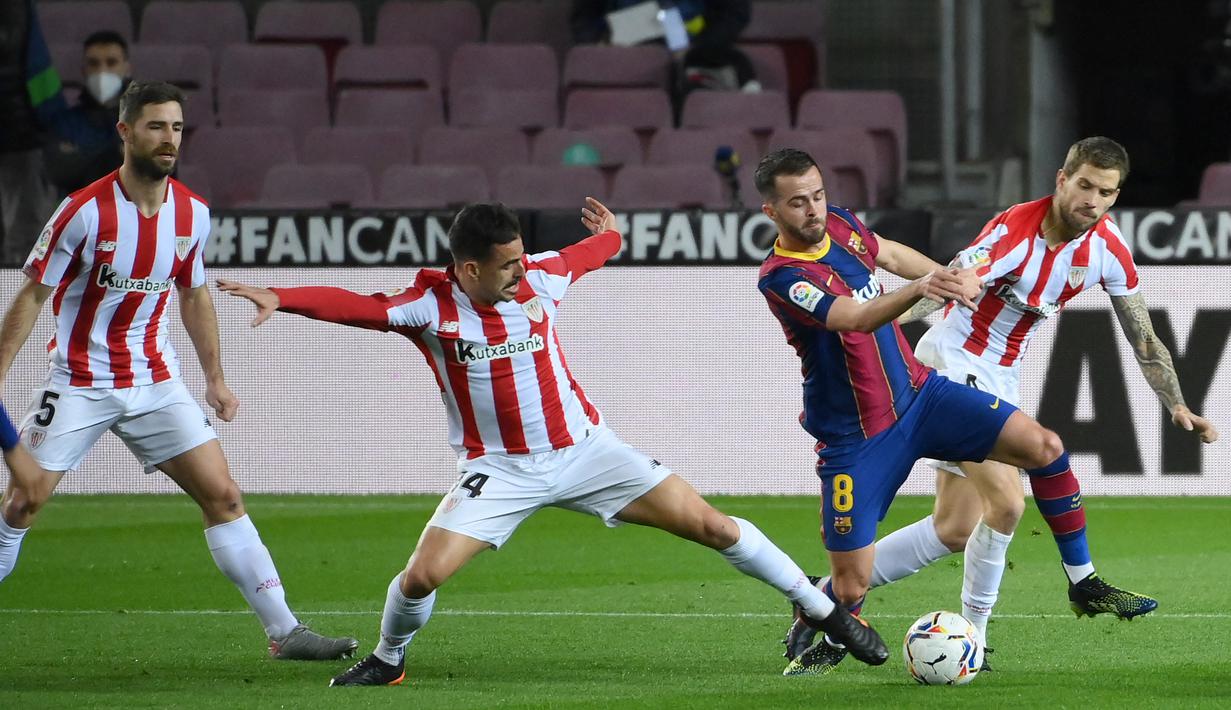 Barcelona melanjutkan pembelian mahal mereka baru-baru ini dengan mendatangkan Miralem Pjanic (dua kanan) dari Juventus seharga 60 juta euro. Kepindahan yang dipertanyakan mengingat usia sang gelandang serang tak lagi muda. (Foto: AFP/Lluis Gene)