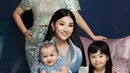 Tak hanya berdua dengan sang anak, Sarwendah ternyata mengajak adiknya yang bernama Wendy untuk menjalani pemotretan ini. Wenda tampil kompak menggunakan baju kembar dengan Thania. Begitu juga dengan Wendy dan Thalia yang sama-sama mengenakan dress warna senada. (Liputan6.com/IG/fdphotography90)
