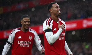 Bek Arsenal asal Brasil, Gabriel Magalhaes (kanan), merayakan gol kedua bersama bek Arsenal asal Inggris, Ezri Konsa (kiri), dalam pertandingan Liga Inggris antara Arsenal dan Everton di Stadion Emirates, London, pada 24 Oktober 2026. (Henry Nicholls / AFP)