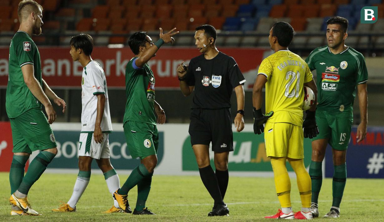 Kapten tim PS Sleman, Mohammad Bagus Nirwanto pun memprotes keputusan Yudi Nurcahya karena memberikan tendangan bebas bagi kubu lawan. (Foto: Bola.com/Ikhwan Yanuar)