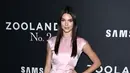 Tak lagi berwarna hitam, kali ini Kendall memakai mini dress berwarna pinknya. Rambut panjangnya yang lurus kala itu dibiarkan terurai. Cantik banget ya? (AFP/Dimitrious Kambouris)