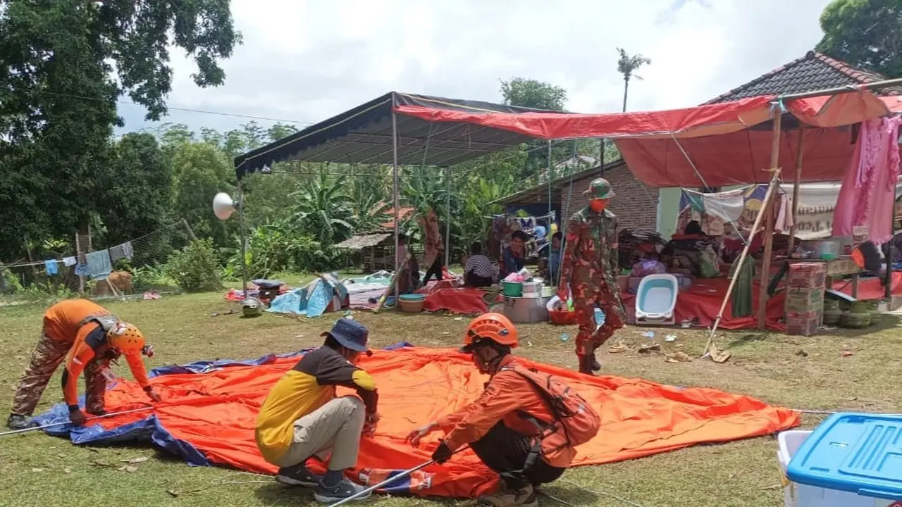 Petugas BPBD Jatim membangun tenda pengungsian untuk korban gempa di Bawean. (Istimewa)