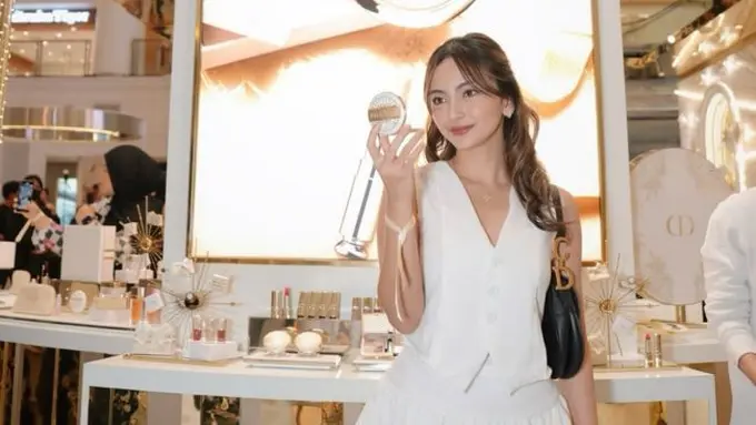 Potret Valerie Tifanka dengan busana putri (credit: instagram/valtifanka)