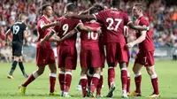 Para pemain Liverpool merayakan gol ke gawang Leicester City pada laga persahabatan di Stadion Hong Kong, Hong Kong, Sabtu (22/7/2017). (AFP/Dale de la Rey)