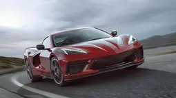 Chevrolet Corvette C8 memiliki tampang yang lebih garang daripada generasi sebelumnya. Mobil sport coupe dua pintu ini memiliki Headlamp berbentuk tajam diujungnya yang dilengkapi DRL dan sudah menggunakan LED. Bemper depan yang didesain sporty juga menambah kesan gahar pada mobil sport ini (Source: auto-data.net)