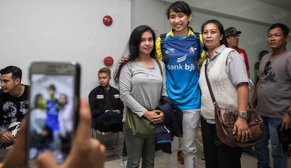 Yolla Yuliana yang merupakan pemain tim Jakarta PLN Electrik ini memang dikenal ramah kepada para penggemarnya. (Bola.com/Vitalis Yogi Trisna)