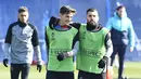 Gelandang Barcelona Gavi (Kiri) dan bek Jordi Alba menghadiri sesi latihan tim jelang bertanding melawan Manchester United di tempat latihan Joan Gamper di Sant Joan Despi, dekat Barcelona, pada 15 Februari 2023. Dua tim raksasa Eropa tersebut bisa saling bertemu karena mendapatkan hasil kurang memuaskan di fase grup. (AFP/Pau Barrena)