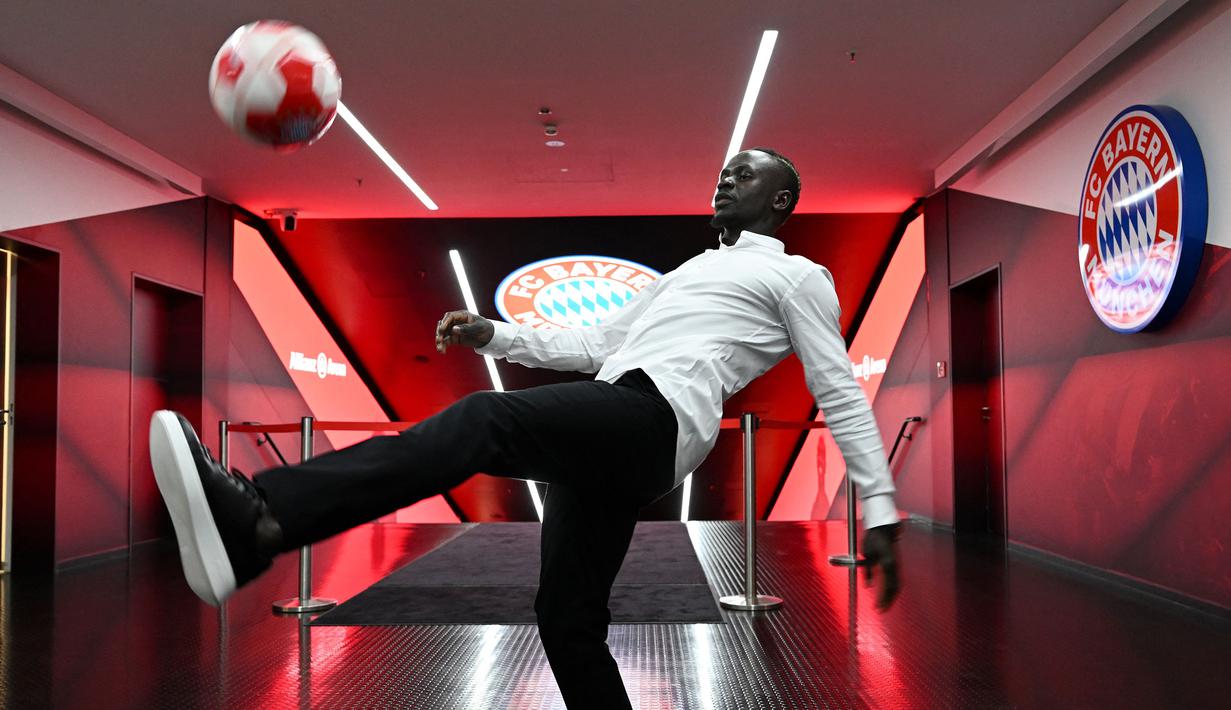 Sadio Mane jadi salah satu pemain Liga Inggris termahal sekaligus teranyar yang didatangkan oleh Bayern Munchen. Ia diboyong menuju Allianz Arena seharga 32 juta euro. Hal tersebut merupakan sebuah keberuntungan untuk Die Roten mengingat harga pasarnya adalah 70 juta euro. Sebelumnya, Mane sendiri mampu tampil mengagumkan bersama Liverpool dengan mempersembahkan beberapa gelar bergengsi seperti Liga Inggris dan Liga Champions. Ia juga mampu menjuarai Piala Afrika bersama negaranya, Senegal. (AFP/Christof Stache)