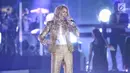 Penyanyi Celine Dion menghibur penonton saat konser tunggal di Sentul, Bogor, Sabtu (7/7). Konser bertajuk "Celine Dion Live Tour 2018 in Jakarta" membawakan 17 lagu. (Liputan6.com/Faizal Fanani)
