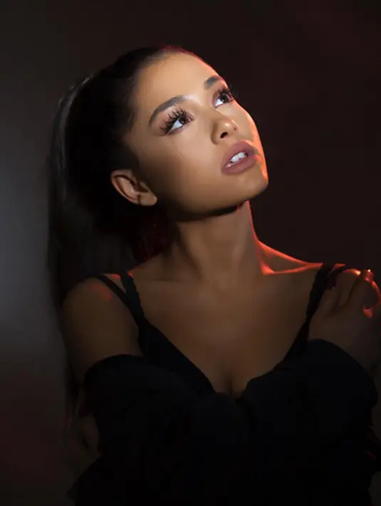 Masih tidak kuasa menahan kesedihannya, Ariana yang tiba di bandara dan mendapat sambutan sang kekasih langsung menuangkan kesedihannya. Setelah mendapat pelukan dari Miller, Ariana terus bergelayutan di lengan pacarnya itu. (Instagram/arianagrande)