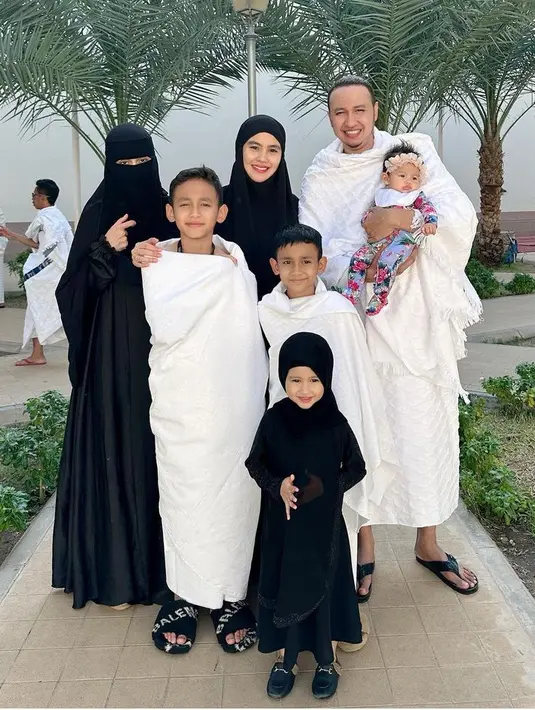 Khalisa juga tampil dengan dress lengan panjang warna hitam yang serasi dengan kerudung dan sandalnya. [@kartikaputriworld]