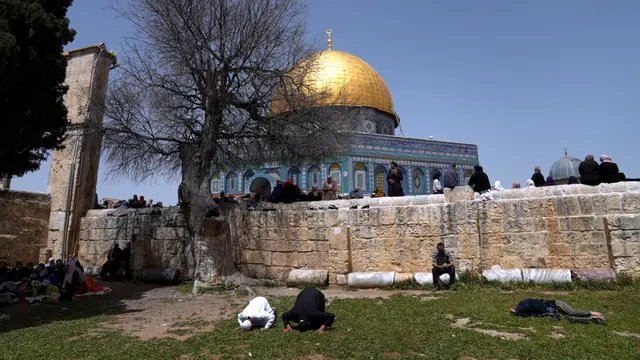 Suasana Sholat Jumat Pasca Serangan Militer Israel ke Masjid Al Aqsa