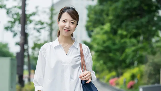 karir bisnis mandiri cantik tersenyum