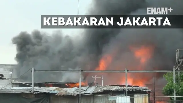 Kebakaran emnghanguskan belasan rumah dan satu gedung sekolah terjadi di kawasan Penjaringan Jakarta Utara.