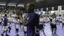 Kepala Pelatih Jr NBA Asia Tenggara, Chris Summer, memberikan pelatihan basket kepada anak-anak. Di Jr NBA, peserta akan mendapat pelatihan tentang dasar bermain basket, pentingnya nutrisi serta  menjunjung sportivitas. (Bola.com/M Iqbal Ichsan)