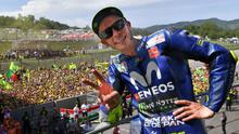 Pembalap Movistar Yamaha, Valentino Rossi, saat naik podium pada MotoGP Italia, Minggu (3/6/2018). (MotoGP)