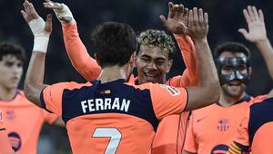 Dua penyerang Barcelona, Ferran Torres dan Lamine Yamal, merayakan gol ke gawang Real Betis dalam laga jornada 15 La Liga Spanyol 2025/2026 di Estadio La Cartuja de Sevilla, Minggu (7/12/2025) dini hari WIB. Barcelona menang 5-3 dalam lawatannya ke markas Real Betis itu. (CRISTINA QUICLER / AFP)