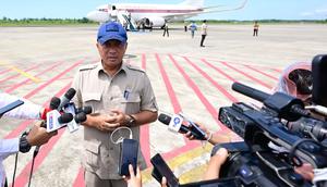Menteri Sekretaris Negara Prasetyo Hadi di Lanud Sutan Sjahrir, Sumbar. (Foto: Biro Pers Sekretariat Presiden).