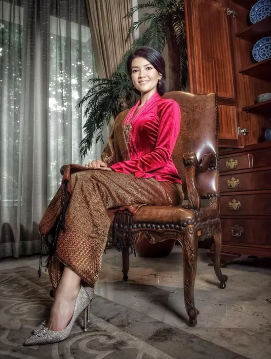 Penampilan elegan Farah Quinn berpose duduk mengenakan kebaya. Kebaya beludru berwarna merah ini, ia padukan dengan kain batik cokelat sebagai rok dan selendang yang senada yang disampirkannya di salah satu bahunya. [Foto: Instagram/farahquinnofficial]