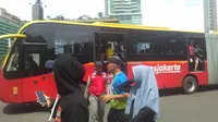 Bus Transjakarta yang mogok di Bundaran HI, Jakarta Pusat, Minggu (2/10/2016) pagi. (Liputan6.com/Muslim AR)