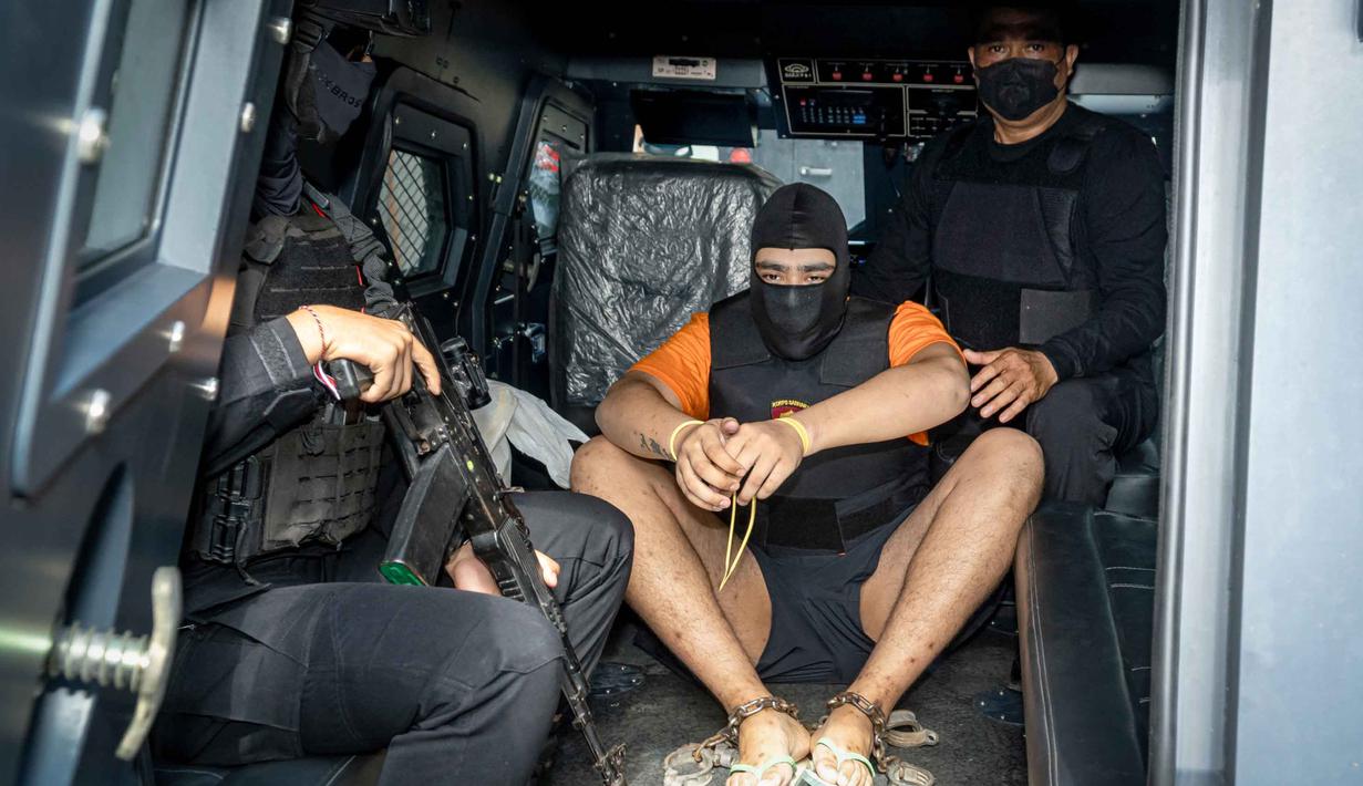 Pelimpahan kasus ini terkait pembunuhan berencana terhadap dua orang warga negara Australia yaitu Zivan Radmanovic dan korban luka Sanar Ghanim di Bali pada 14 Juni 2025 lalu. Tampak dalam foto, tersangka Coskun Mevlut (tengah) saat dibawa kembali ke rumah tahanan setelah menjalani pemeriksaan oleh pihak kejaksaan di Badung, Bali, pada 15 Oktober 2025. (Dicky Bisinglasi/AFP)