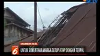 Setelah reda, warga langsung bergotong royong membenahi kerusakan, antara lain memasang terpal untuk menutup atap rumah yang rusak.
