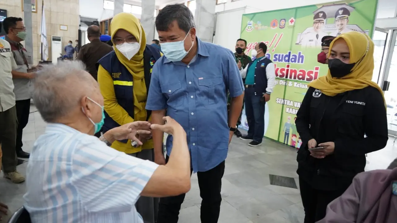 Bupati Garut Rudy Gunawan melakukan pengecekan dalam salah satu kegiatan vaksinasi massal di Gedung Pendopo Garut.