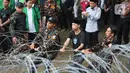 Yaqut Cholil Qoumas sempat melakukan perlawanan hukum dengan mengajukan permohonan praperadilan. Pada Rabu 11 Maret 2026, Hakim Tunggal Pengadilan Negeri Jakarta Selatan Sulistyo Muhammad Dwi Putro menolak permohonan praperadilan yang diajukan Yaqut Cholil Qoumas. Tampak dalam foto, anggota dan simpatisan Barisan Ansor Serbaguna (Banser) saat berunjuk rasa di depan gedung Merah Putih Komisi Pemberantasan Korupsi (KPK), Jakarta, Kamis (12/3/2026). (Liputan6.com/Helmi Fithriansyah)