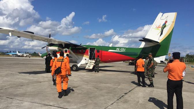 Pencarian tim SAR gabungan di Timika untuk Twin Otter PK - CDC seri 400 yang memiliki base di Bandara Timika. (Liputan6.com/Humas Polda Papua/Katharina Janur)