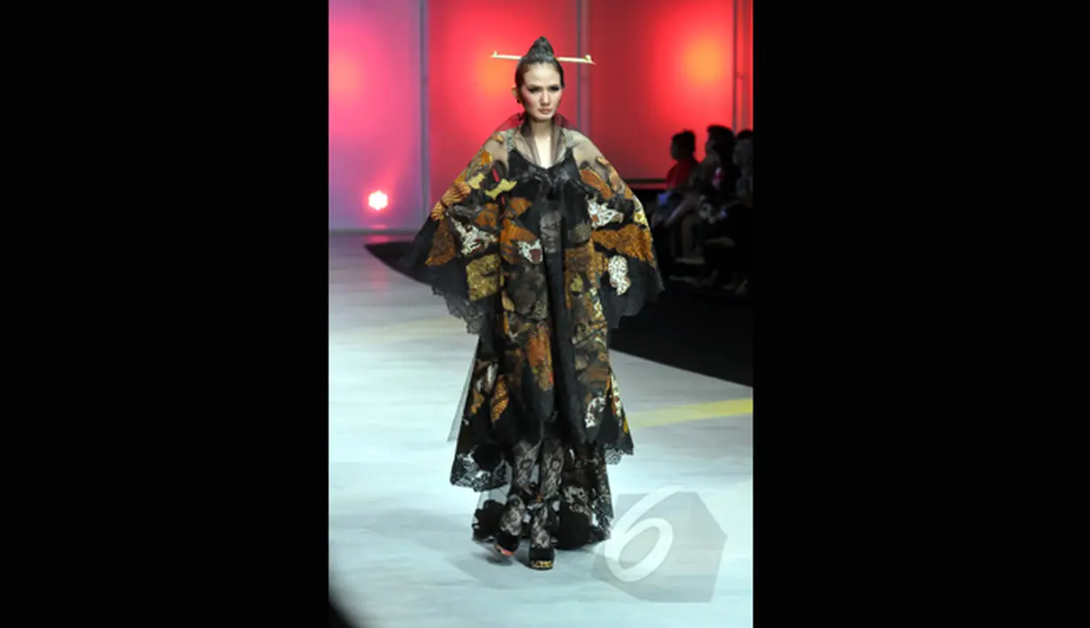 Model berjalan membawakan busana rancangan Anne Avantie yang bertema “Pasar Klewer Riwayatmoe Kini” pada ajang Indonesia Fashion Week 2015 di JCC Senayan, Jakarta, Minggu (1/3). (Liputan6.com/Panji Diksana)