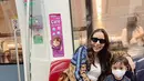 Momo dan kedua anaknya menikmati momen naik MRT di Singapura. Hal itu memenuhi permintaan anak pertamanya, Briel. [Instagram/therealmomogeisha]