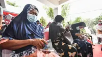 Warga Surabaya menerima BLT minyak goreng. (Dian Kurniawan/Liputan6.com).