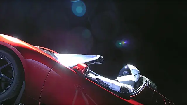 Lewat Roket Falcon Heavy, Ini Mobil Listrik Pertama yang ke Luar Angkasa