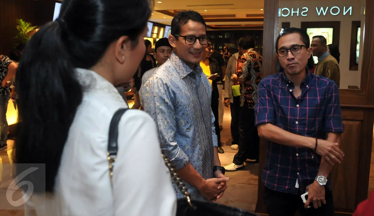 Sandiaga Uno dan Lukman Sardi jelang nobar "Surat Cinta Untuk Kartini" di XXI Senayan City, Selasa Malam (24/5/2016). Bakal Calon Gubernur DKI Jakarta itu mengaku mendukung perfilman Indonesia dan industri kreatif. (Liputan6.com/Johan Tallo)