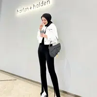 Melody Prima memakai celana panjang, inner dan kerudung hitam. Sementara outter dan juga sepatu ia memilih warna putih [Instagram/melodyprima]