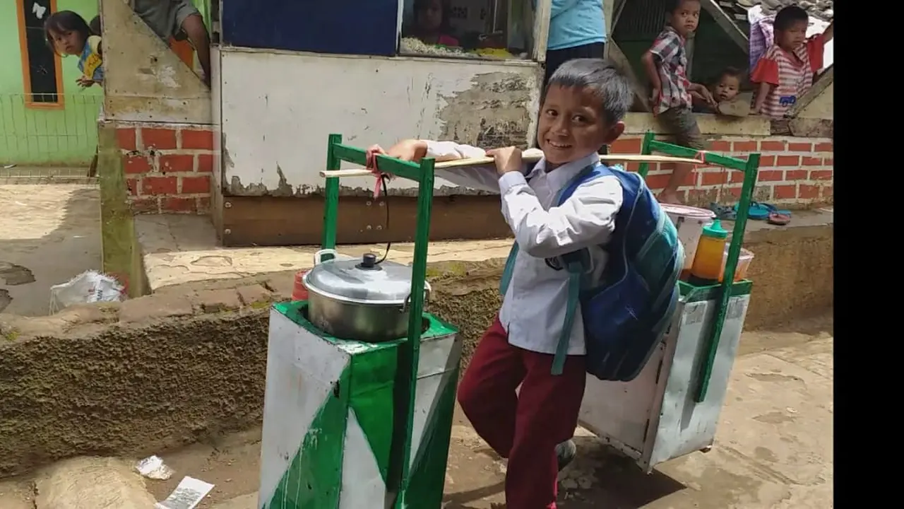 Erwin Utama (9), siswa kelas 2 Madrasah Ibtidaiyah (MI) Al Muttaqin, Desa Cinta Nagara Kecamatan Cisurupan, Garut, Jawa Barat, terpaksa sekolah sambil jualan siomay untuk menutupi beban hidupnya