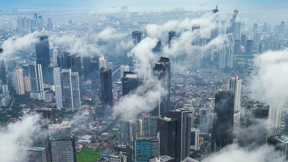Panorama Jakarta Mode Puncak Ketika Libur Lebaran, Gedung-Gedung Tinggi Berselimut Kabut