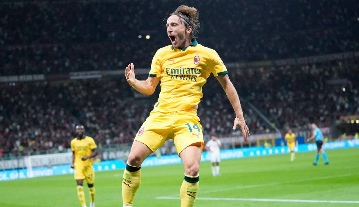 Pemain AC Milan, Luka Modric, melakukan selebrasi setelah mencetak gol ke gawang Bologna dalam giornata ketiga Liga Italia 2025/2026 di Stadion San Siro, Senin (15/9/2025). (AP Photo/Luca Bruno)