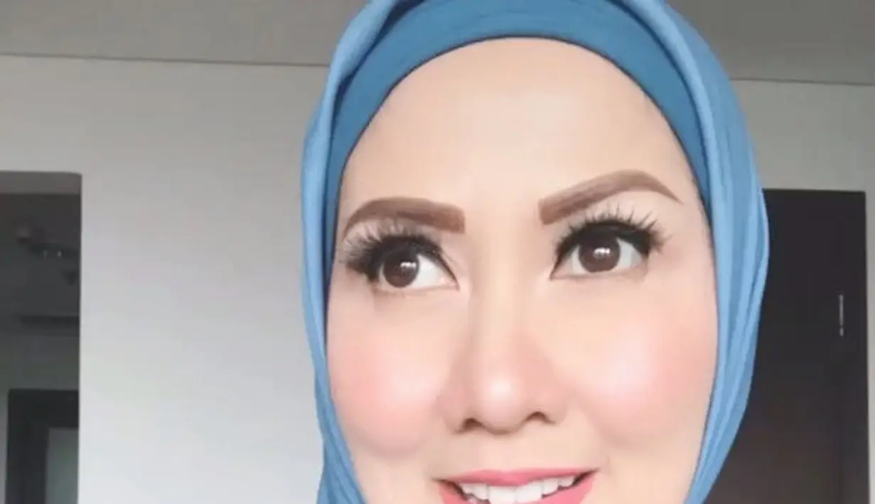 Wanita kelahiran Surabaya, 29 Juli 1972 ini makin percaya diri tampil dengan hijabnya. Venna Melinda nampak mantap dengan pilihannya berhijab. (Liputan6.com/IG/@vennamelindareal)
