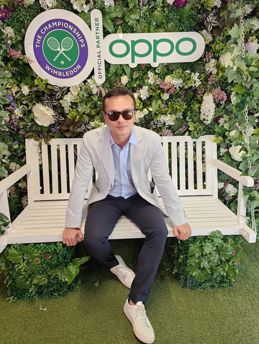 <p>Nicholas Saputra kembali hebohkan jagad maya. Menonton kompetisi tenis bergengsi Wimbledon di London, penampilan Nicholas Saputra sukses bikin histeris penggemarnya. (FOTO: twitter.com/nicsap)</p>