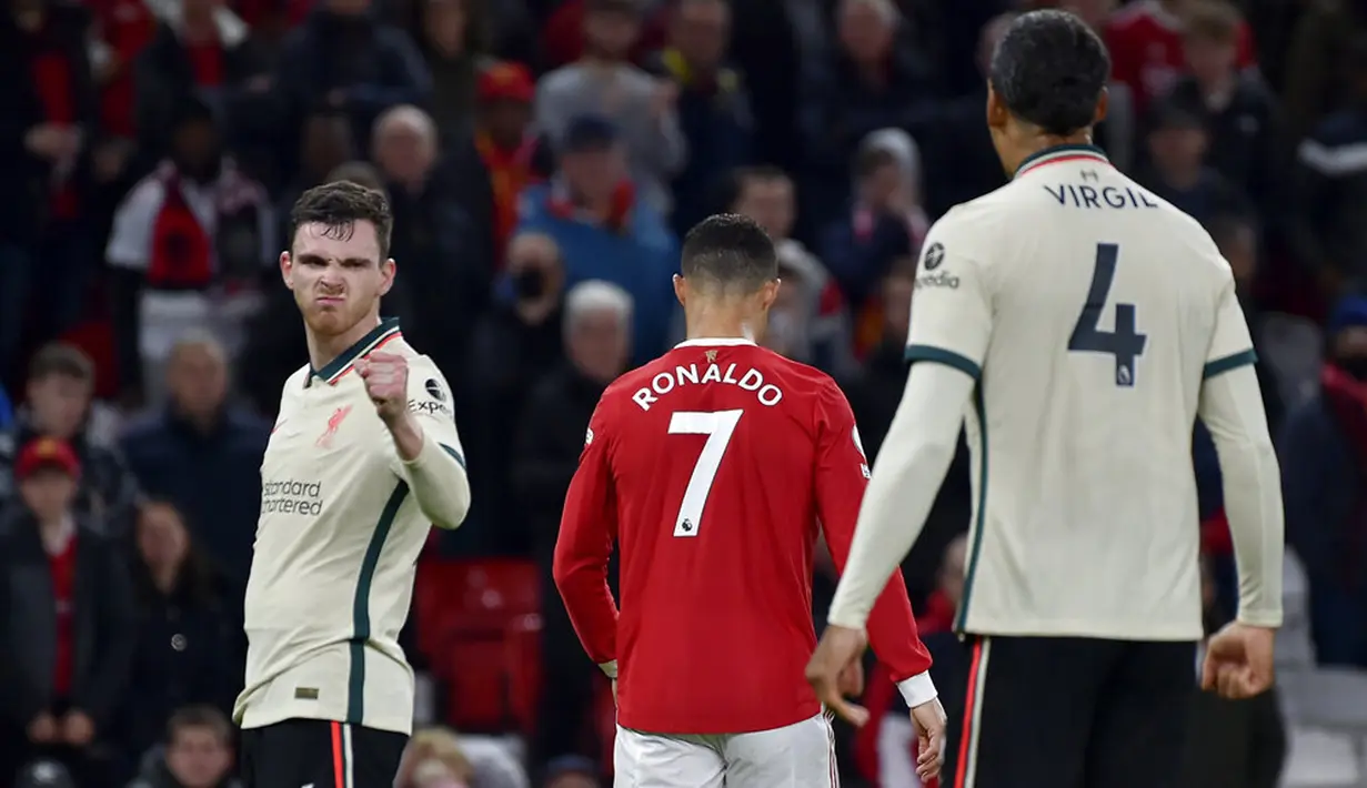 Pemain Liverpool Andrew Robertson (kiri) memberi isyarat di sebelah pemain Manchester United Cristiano Ronaldo pada akhir pertandingan Liga Inggris di Old Trafford, Manchester, Inggris, Minggu (24/10/2021). Liverpool menang 5-0. (AP Photo/Rui Vieira)
