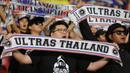 Suporter Thailand memberi dukungan saat melawan Indonesia pada laga kualifikasi Piala Dunia 2022 di SUGBK, Jakarta, Selasa (10/9). Indonesia takluk 0-3 dari Thailand. (Bola.com/M Iqbal Ichsan)